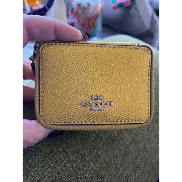 Coach Metallic Yellow Gold Leather Travel Box - Picture 4 of 8